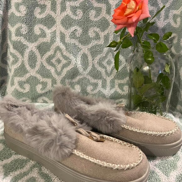 Size 7.5 - Light Gray Faux Fur Lined Slippers - EU38 - Picture 2 of 3